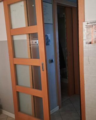 PORTA SCORREVOLE IN LEGNO E VETRO ESTERNO MURO