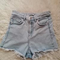 Shorts di jeans colore azzurro sfrangiati da donna