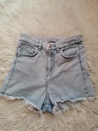 Shorts di jeans colore azzurro sfrangiati da donna