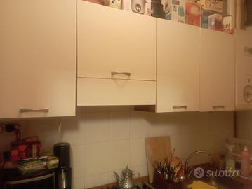 cucina con accessori 