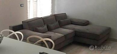 divano grigio in tessuto sfoderabile