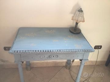 Scrivania in legno dipinta a mano stile shabby chi