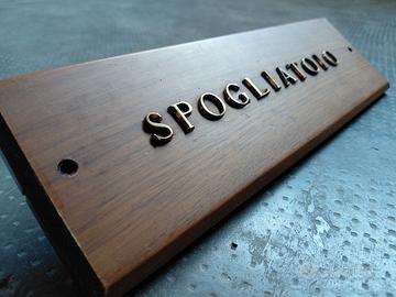 Targhetta in legno con scritta in rilievo