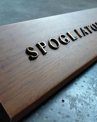 Targhetta in legno con scritta in rilievo