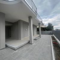 Rif. 486 domiziana - fronte strada - sol. ristrttu