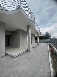 Rif. 486 domiziana - fronte strada - sol. ristrttu