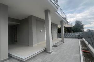 Rif. 486 domiziana - fronte strada - sol. ristrttu