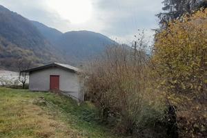 Proprietà con fabbricato e 5.425 mq di terreno