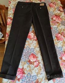 Pantaloni da uomo colore marrone.