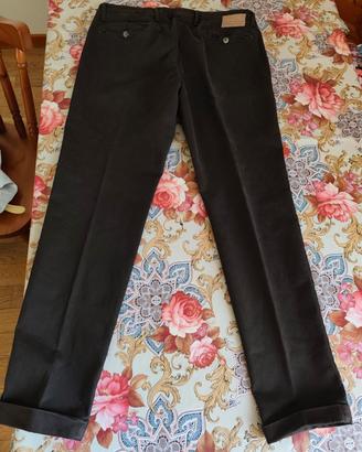 Pantaloni da uomo colore marrone.