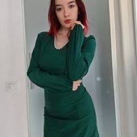 Abito verde con perle cucite a mano