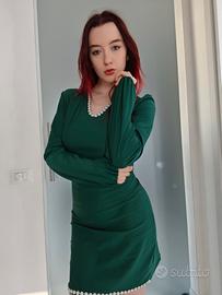 Abito verde con perle cucite a mano