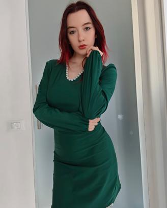 Abito verde con perle cucite a mano