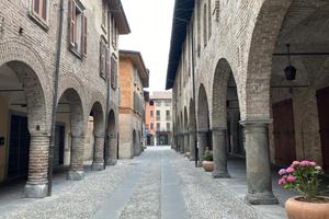 Romano di Lombardia con balcone e posto auto