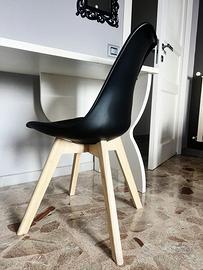 sedia nera con piedi in legno