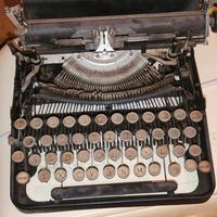 macchina da scrivere d'epoca 