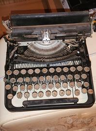 macchina da scrivere d'epoca 