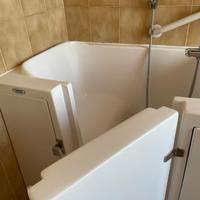 Vasca da bagno per anziani/disabili