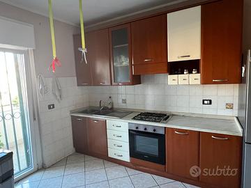 Cucina lineare piu tavolo e sedie