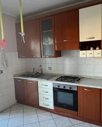Cucina lineare piu tavolo e sedie