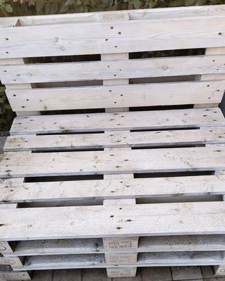 Base per divano esterno in pallet – robusta 