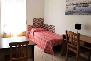 Stanza singola a studentessa universitaria