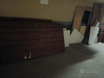 Pezzi di legno e porte 