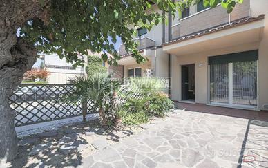 AMPIO BILOCALE CON INGRESSO INDIPENDENTE, CORTE PR