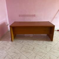 Scrivania in legno.
