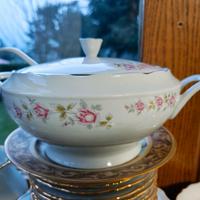 zuppiera di porcellana e vassoio