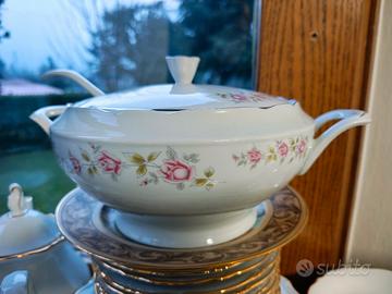 zuppiera di porcellana e vassoio