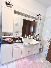 Mobile bagno con lavabo, piano in marmo e specchio