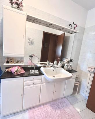 Mobile bagno con lavabo, piano in marmo e specchio