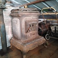 stufa a legna  in ghisa