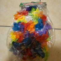 gonnellina e collane hawaiiane