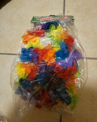 gonnellina e collane hawaiiane