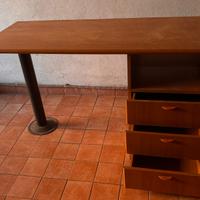 Scrivania,letti pieghevoli  e cestino