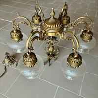 Lampadario classico in ottone e paralumi lavorati