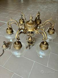 Lampadario classico in ottone e paralumi lavorati