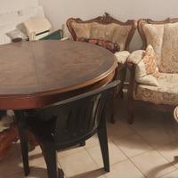 tavolo, divano, poltrone e tavolino