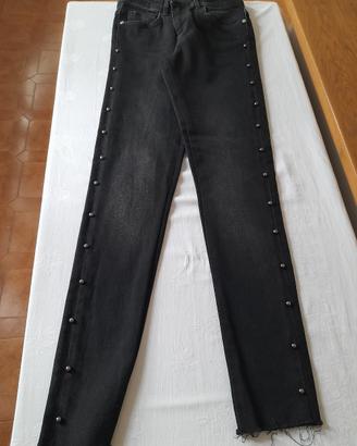pantalone jeans donna nero con borchie