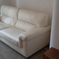divano in pelle bianco