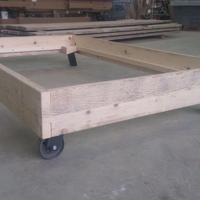 letto costruito in abete vecchio ruote gambe ferro