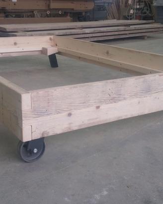 letto costruito in abete vecchio ruote gambe ferro