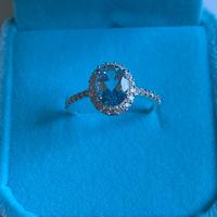 Anello in argento rodiato con topazio azzurro