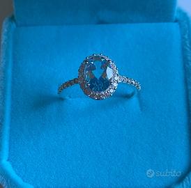 Anello in argento rodiato con topazio azzurro