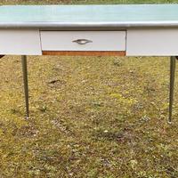 Tavolo anni 60 in formica con cassetto