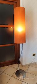 Lampada a piantana con interruttore a pedale