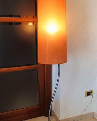 Lampada a piantana con interruttore a pedale