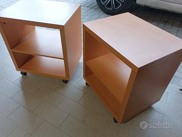 Comodini color ciliegio con ruote